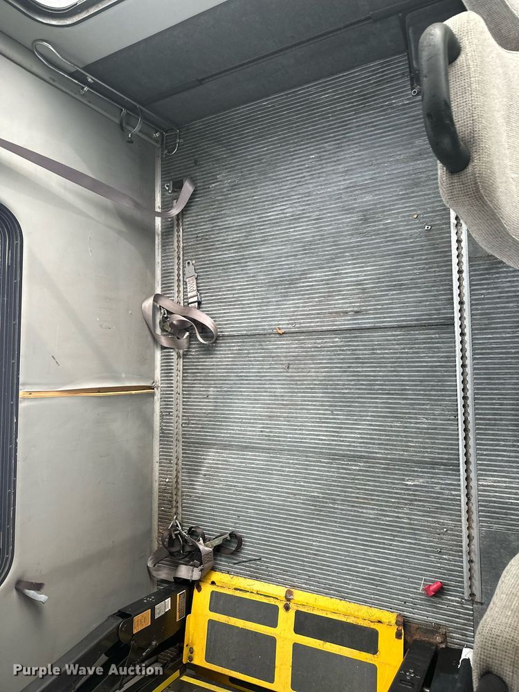 image for item KT9352 2004 Ford E350 Super Duty  shuttle bus