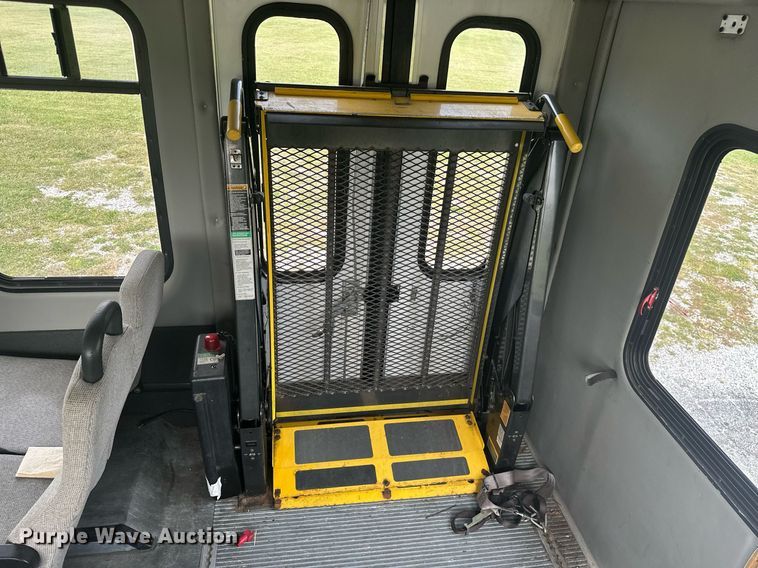 image for item KT9352 2004 Ford E350 Super Duty  shuttle bus