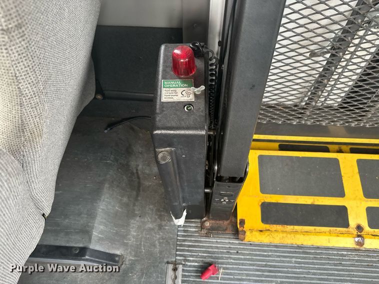 image for item KT9352 2004 Ford E350 Super Duty  shuttle bus