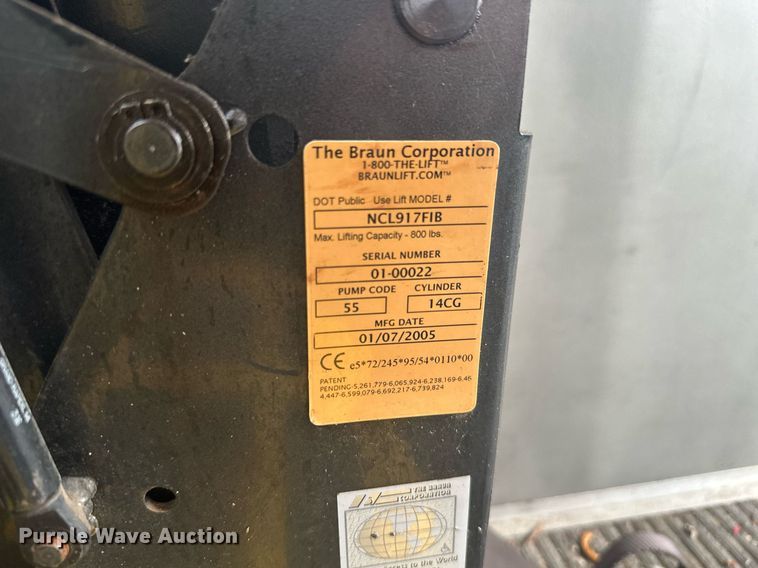 image for item KT9352 2004 Ford E350 Super Duty  shuttle bus