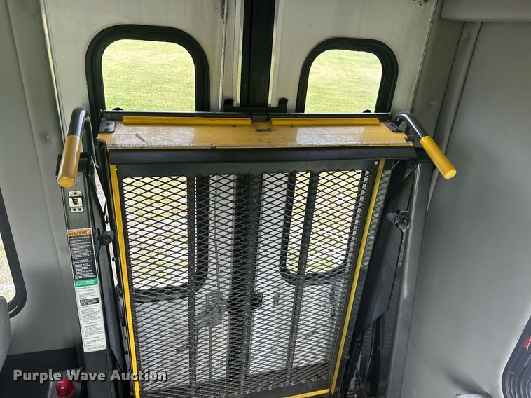 image for item KT9352 2004 Ford E350 Super Duty  shuttle bus