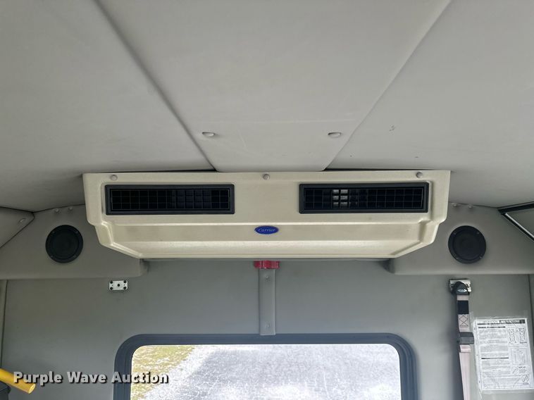 image for item KT9352 2004 Ford E350 Super Duty  shuttle bus