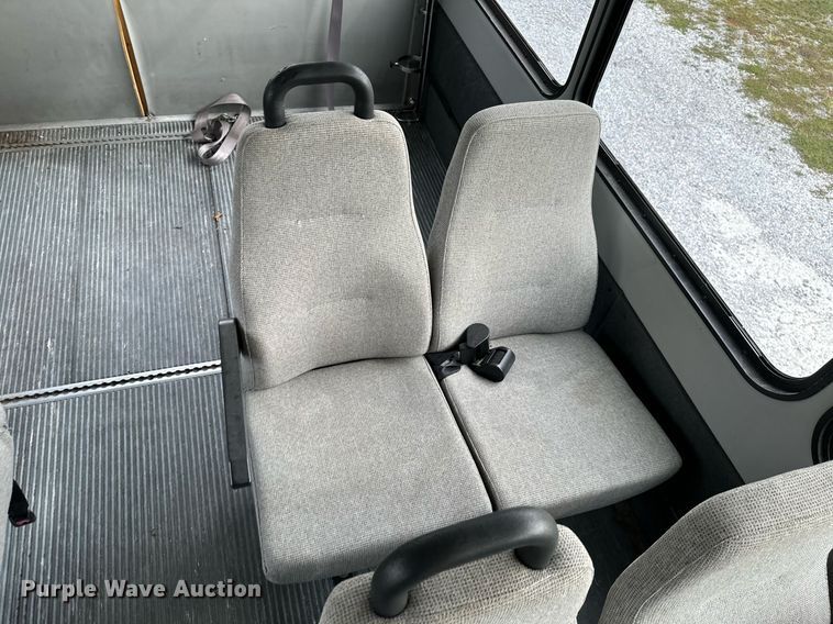 image for item KT9352 2004 Ford E350 Super Duty  shuttle bus