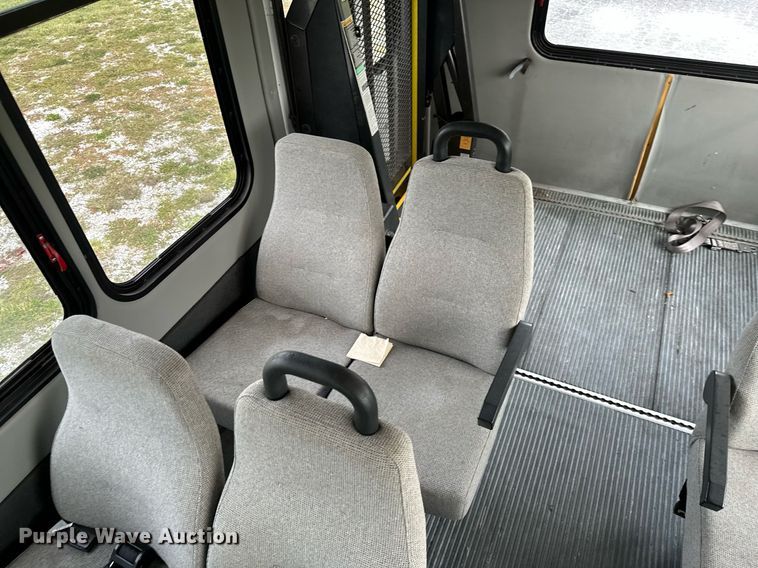 image for item KT9352 2004 Ford E350 Super Duty  shuttle bus
