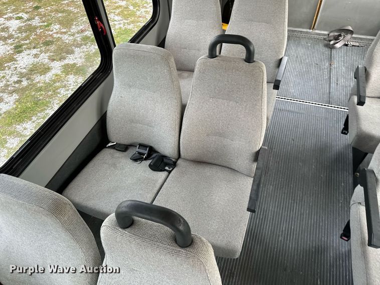 image for item KT9352 2004 Ford E350 Super Duty  shuttle bus