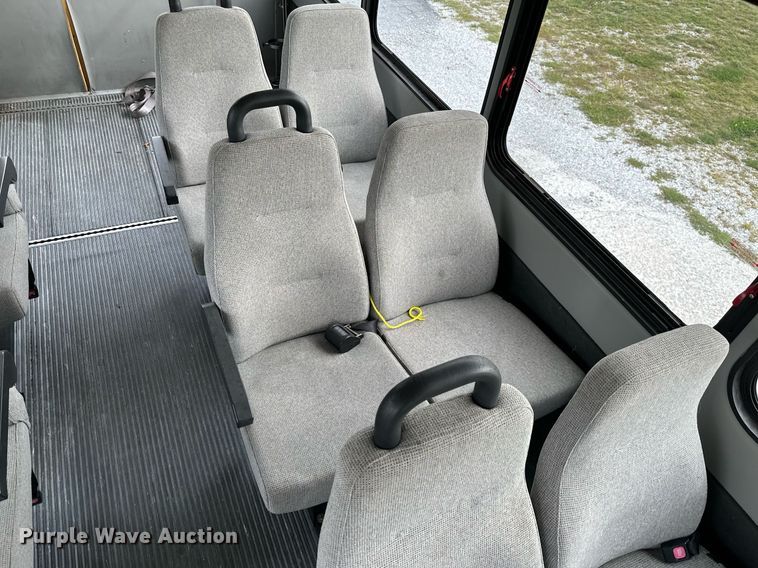 image for item KT9352 2004 Ford E350 Super Duty  shuttle bus