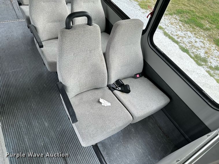image for item KT9352 2004 Ford E350 Super Duty  shuttle bus