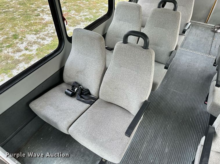 image for item KT9352 2004 Ford E350 Super Duty  shuttle bus