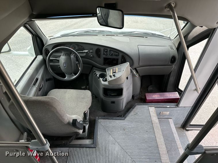 image for item KT9352 2004 Ford E350 Super Duty  shuttle bus