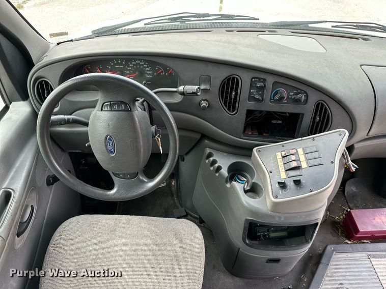 image for item KT9352 2004 Ford E350 Super Duty  shuttle bus