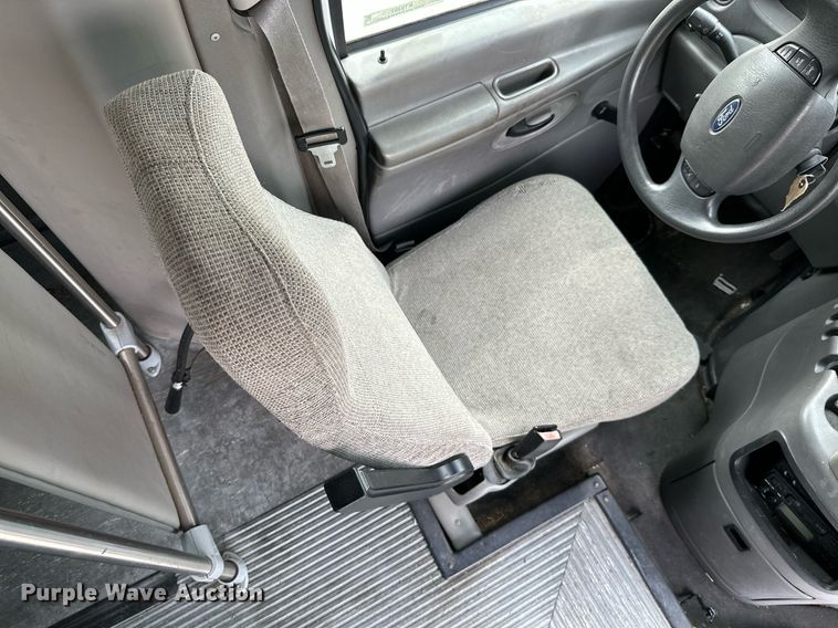 image for item KT9352 2004 Ford E350 Super Duty  shuttle bus