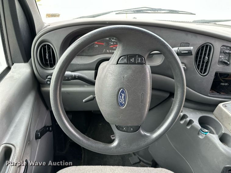 image for item KT9352 2004 Ford E350 Super Duty  shuttle bus