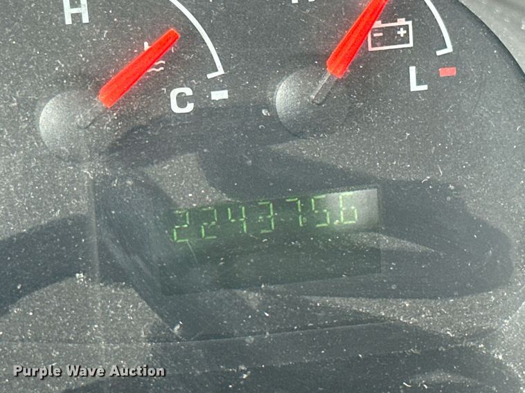 image for item KT9352 2004 Ford E350 Super Duty  shuttle bus