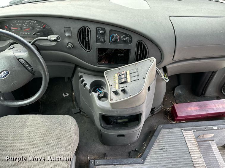 image for item KT9352 2004 Ford E350 Super Duty  shuttle bus