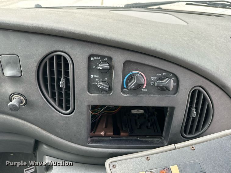 image for item KT9352 2004 Ford E350 Super Duty  shuttle bus