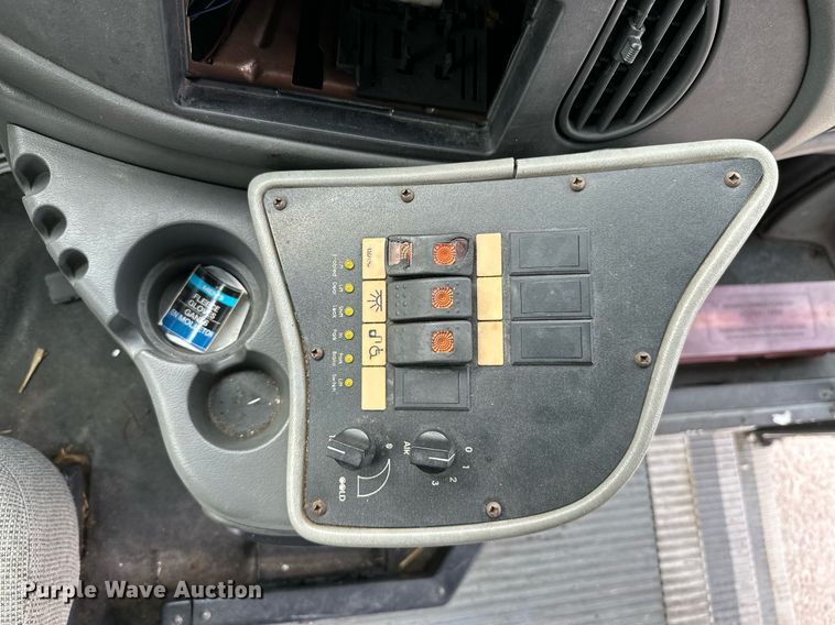 image for item KT9352 2004 Ford E350 Super Duty  shuttle bus