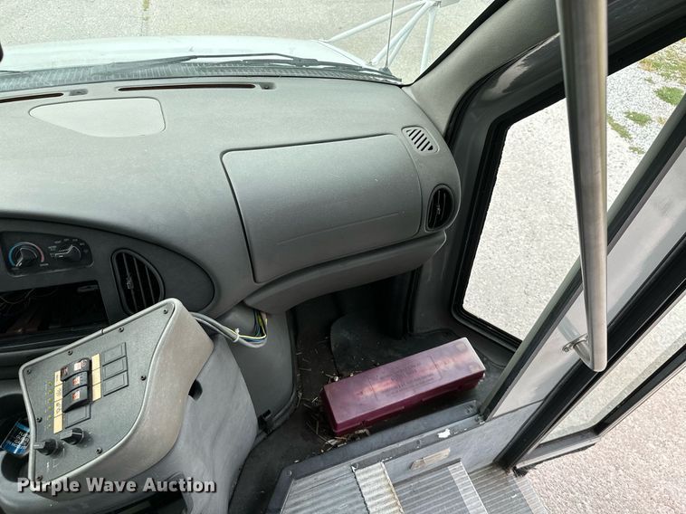 image for item KT9352 2004 Ford E350 Super Duty  shuttle bus