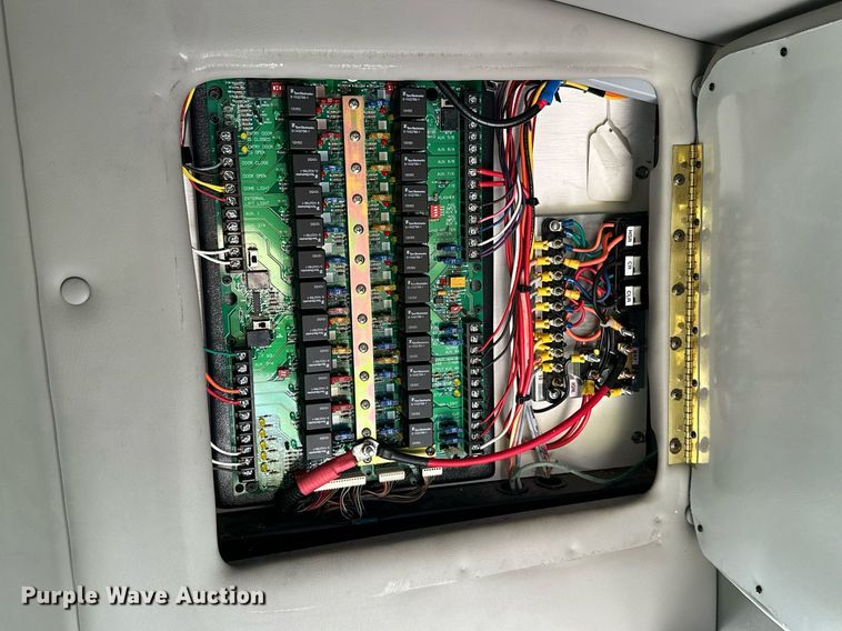 image for item KT9352 2004 Ford E350 Super Duty  shuttle bus