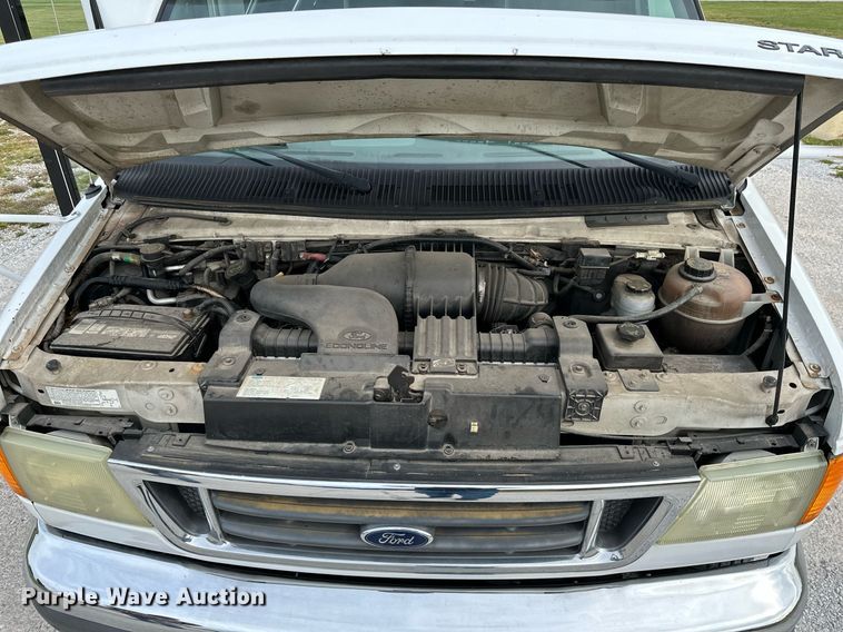 image for item KT9352 2004 Ford E350 Super Duty  shuttle bus