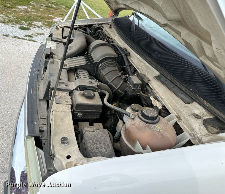 image for item KT9352 2004 Ford E350 Super Duty  shuttle bus