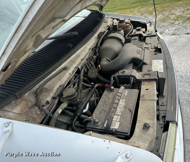 image for item KT9352 2004 Ford E350 Super Duty  shuttle bus