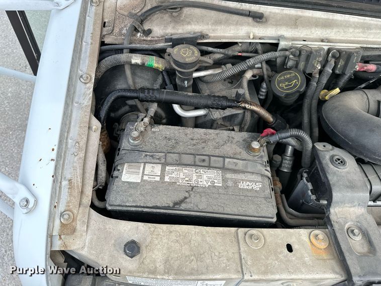 image for item KT9352 2004 Ford E350 Super Duty  shuttle bus