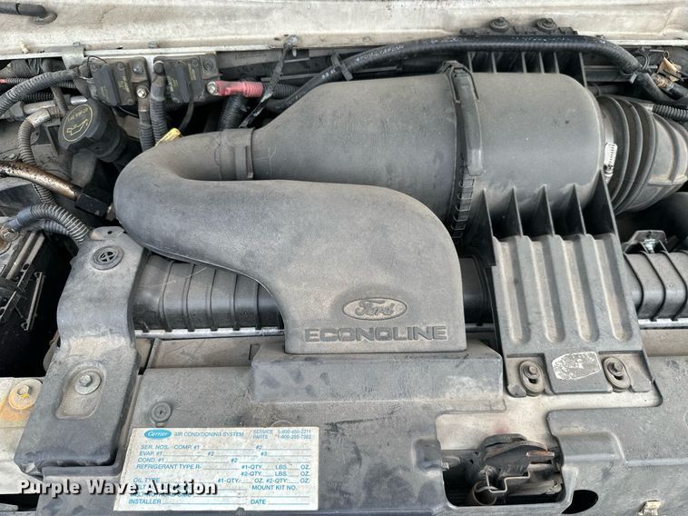 image for item KT9352 2004 Ford E350 Super Duty  shuttle bus