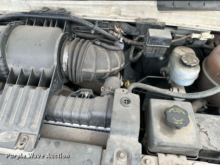 image for item KT9352 2004 Ford E350 Super Duty  shuttle bus