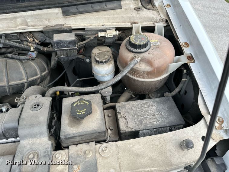 image for item KT9352 2004 Ford E350 Super Duty  shuttle bus