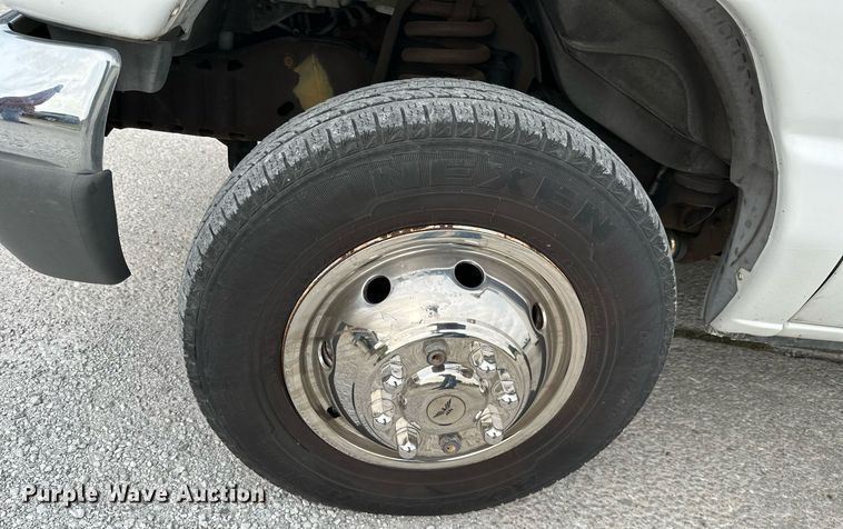 image for item KT9352 2004 Ford E350 Super Duty  shuttle bus