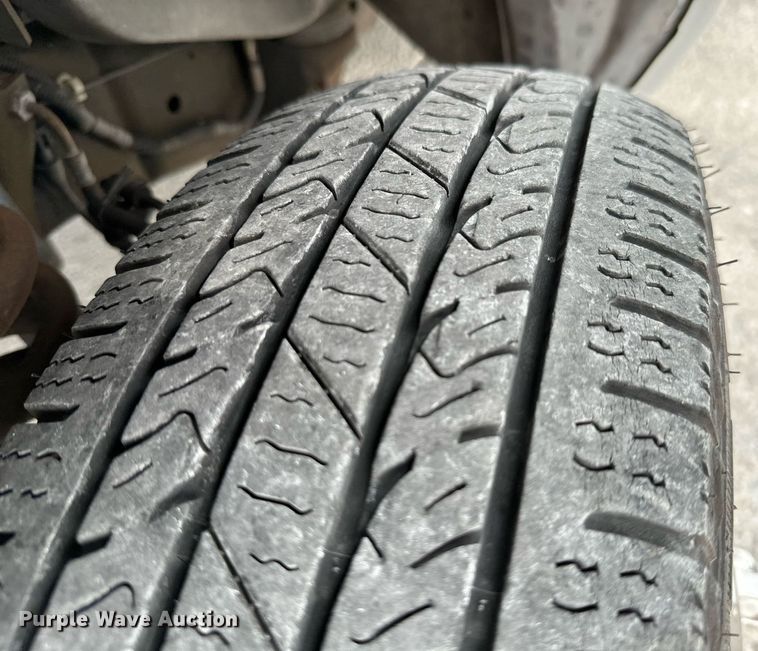 image for item KT9352 2004 Ford E350 Super Duty  shuttle bus