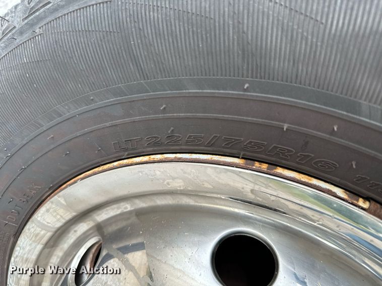 image for item KT9352 2004 Ford E350 Super Duty  shuttle bus