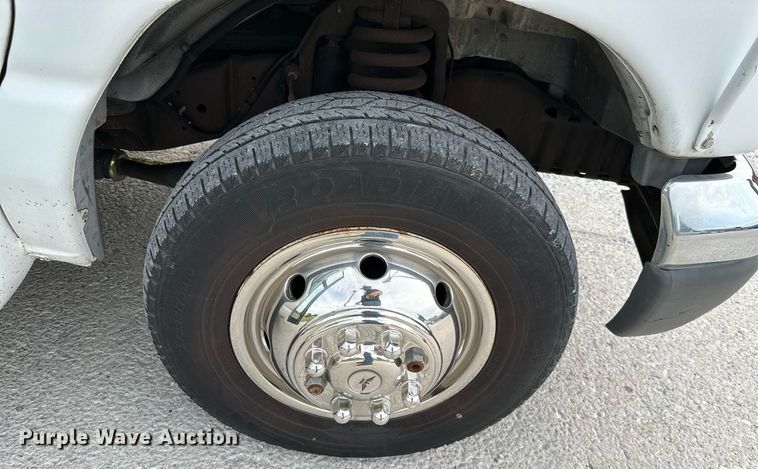 image for item KT9352 2004 Ford E350 Super Duty  shuttle bus