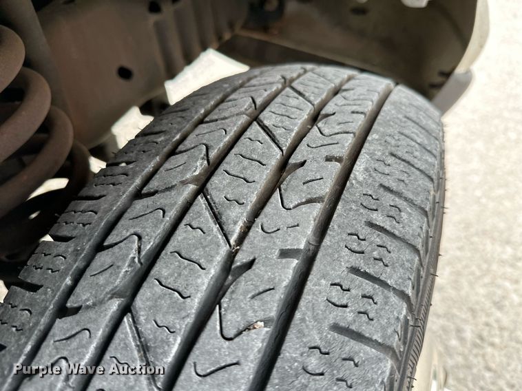 image for item KT9352 2004 Ford E350 Super Duty  shuttle bus