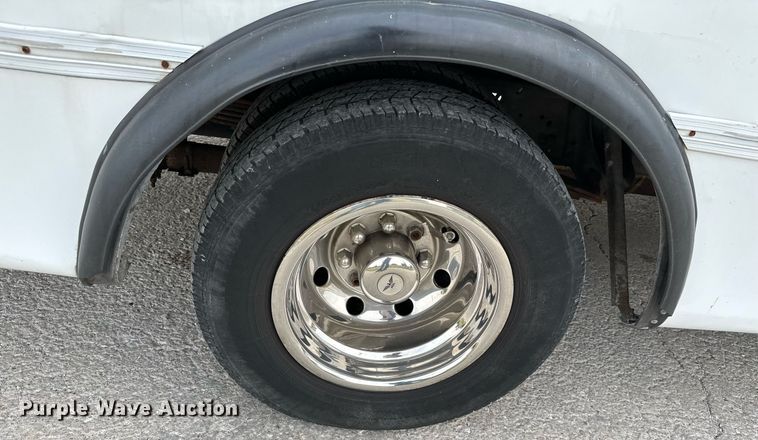 image for item KT9352 2004 Ford E350 Super Duty  shuttle bus