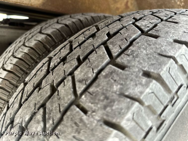 image for item KT9352 2004 Ford E350 Super Duty  shuttle bus