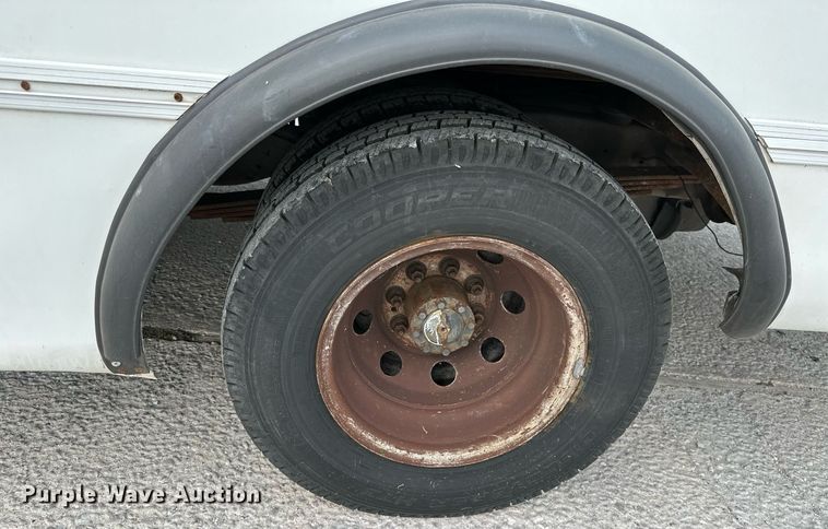 image for item KT9352 2004 Ford E350 Super Duty  shuttle bus