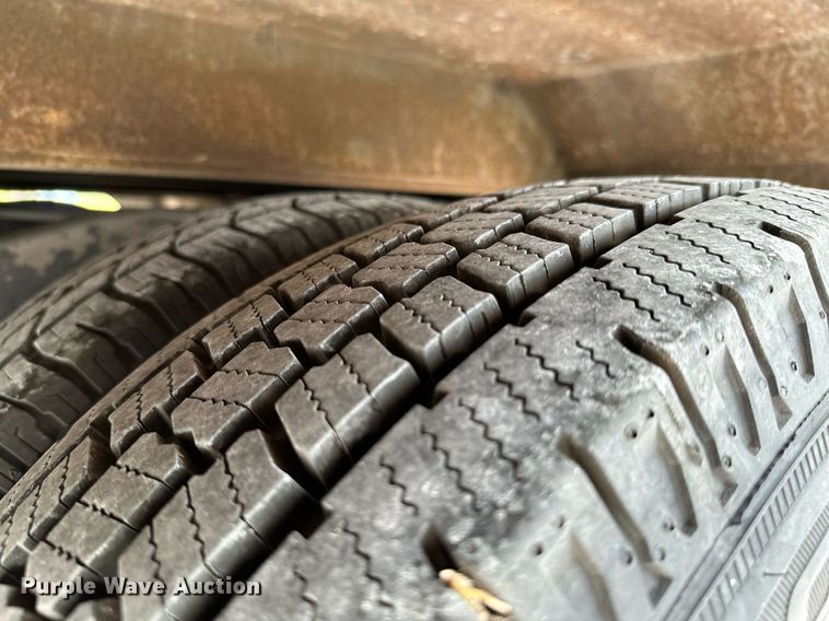 image for item KT9352 2004 Ford E350 Super Duty  shuttle bus