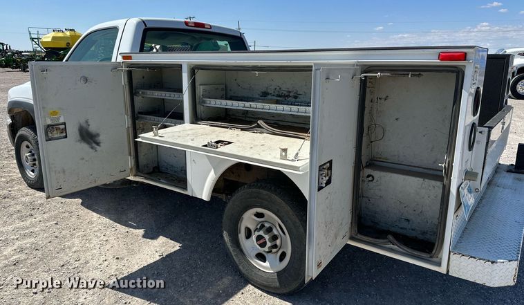 image for item KX9741 2006 GMC Sierra 2500HD utility bed pickup truck