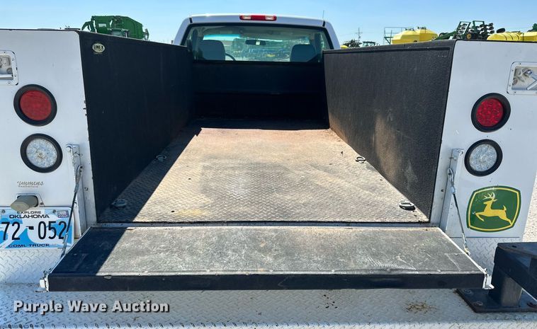 image for item KX9741 2006 GMC Sierra 2500HD utility bed pickup truck