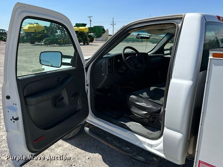 image for item KX9741 2006 GMC Sierra 2500HD utility bed pickup truck