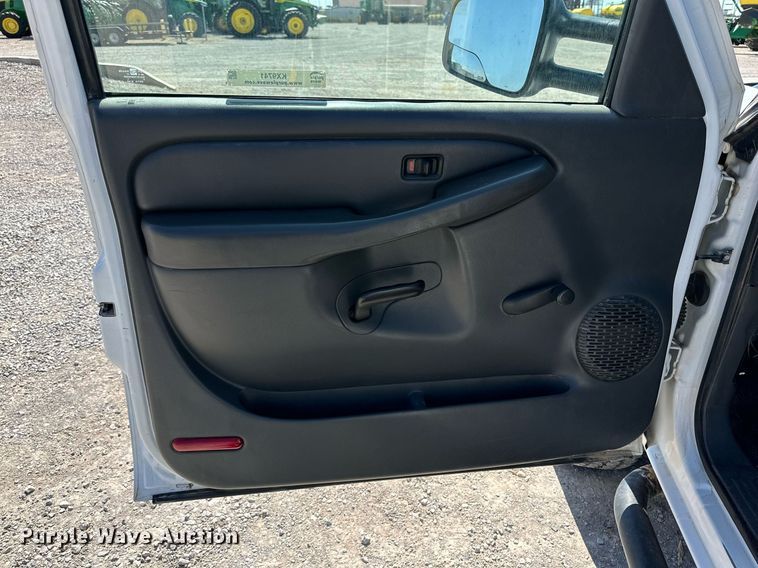 image for item KX9741 2006 GMC Sierra 2500HD utility bed pickup truck