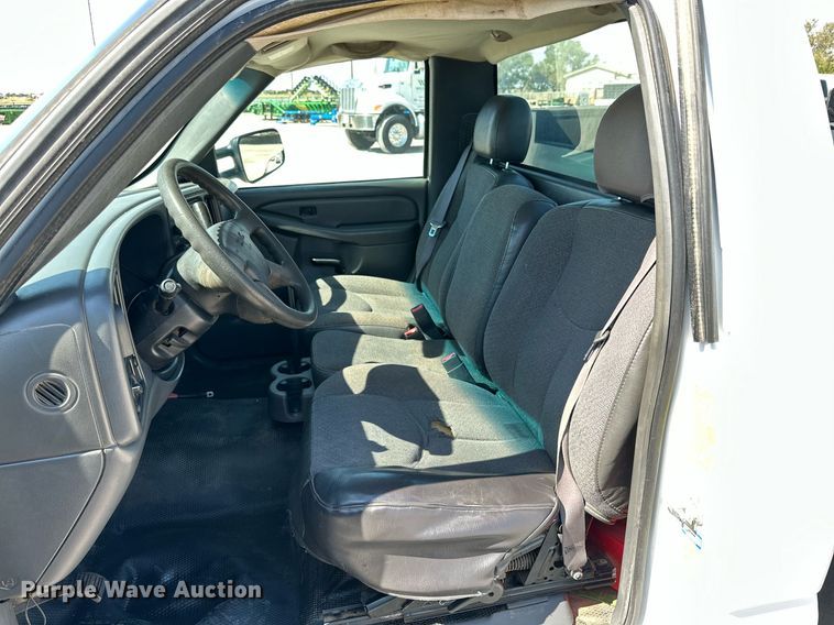 image for item KX9741 2006 GMC Sierra 2500HD utility bed pickup truck