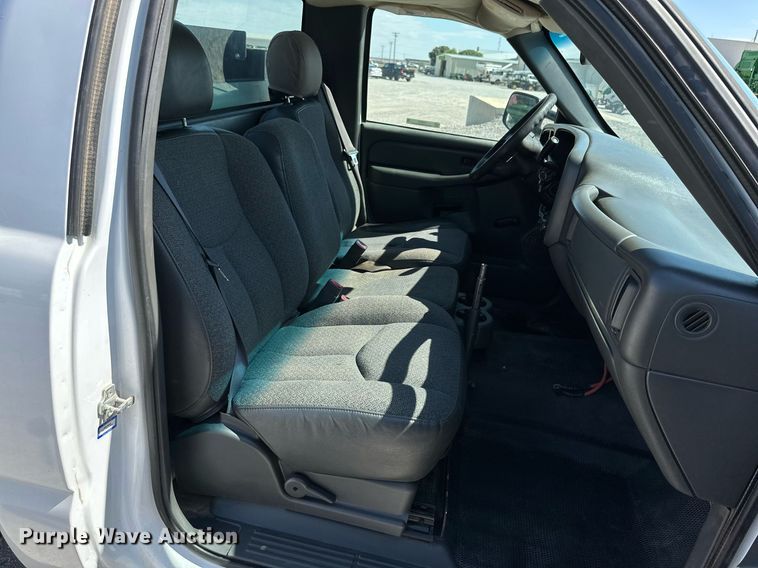 image for item KX9741 2006 GMC Sierra 2500HD utility bed pickup truck