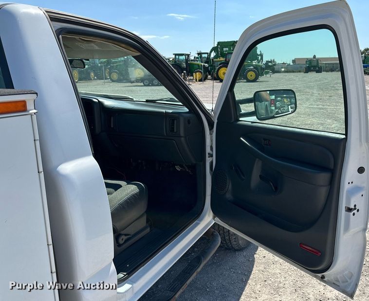 image for item KX9741 2006 GMC Sierra 2500HD utility bed pickup truck