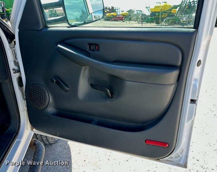 image for item KX9741 2006 GMC Sierra 2500HD utility bed pickup truck