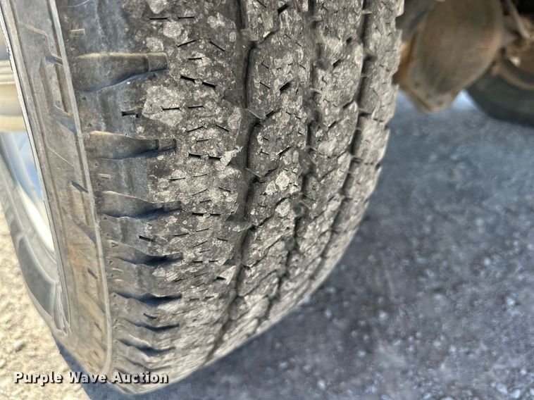 image for item KX9741 2006 GMC Sierra 2500HD utility bed pickup truck