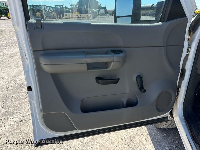 image for item KX9742 2009 GMC Sierra 3500HD utility bed pickup truck