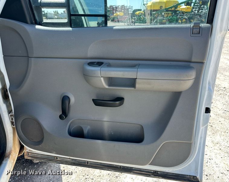 image for item KX9742 2009 GMC Sierra 3500HD utility bed pickup truck