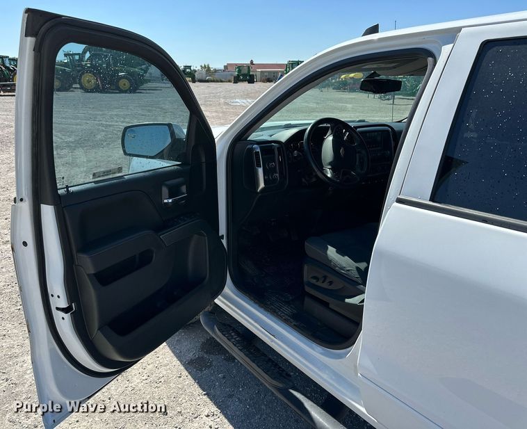 image for item KX9746 2018 Chevrolet Silverado 1500 Crew Cab pickup truck